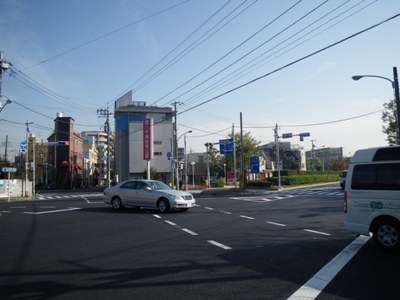 多摩堤通り 区民プラザ入口交差点で右折、環八通りへ